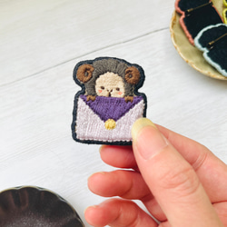 ひつじさんのお手紙ブローチ Purple 手刺繍ブローチ 2枚目の画像