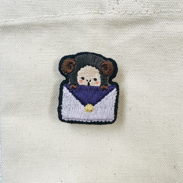 ひつじさんのお手紙ブローチ Purple 手刺繍ブローチ 5枚目の画像