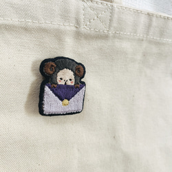 ひつじさんのお手紙ブローチ Purple 手刺繍ブローチ 6枚目の画像