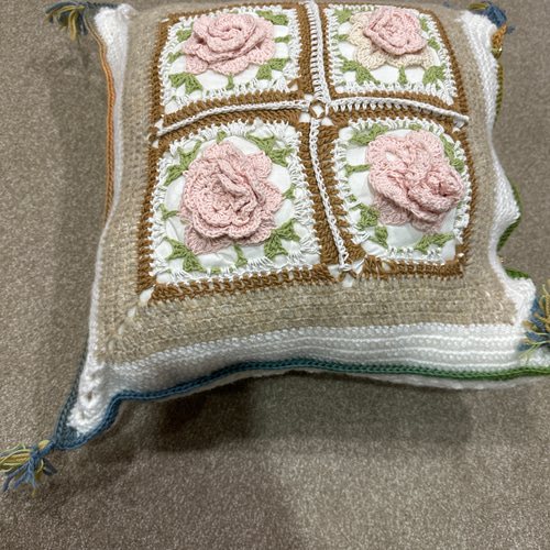 薔薇クッションカバー かぎ編み 毛糸 みみみ 通販 17335264｜Creema