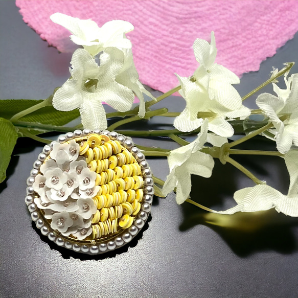 イエローと白い花のスパンコール刺繍ブローチ　l-bdzb174bro 4枚目の画像