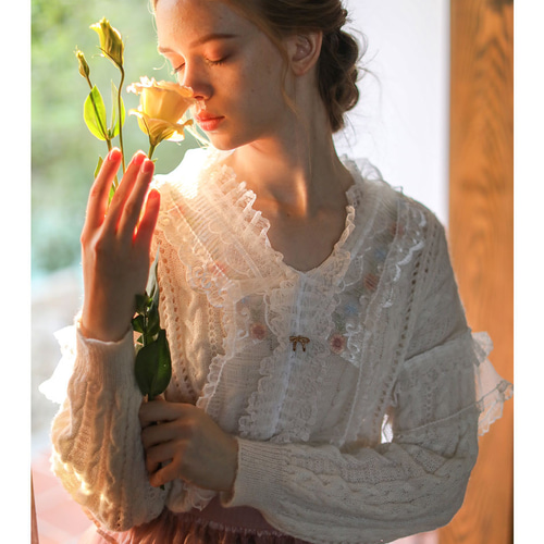 レースフリル Vネックのウール混プルオーバー【秋春冬】オフホワイト