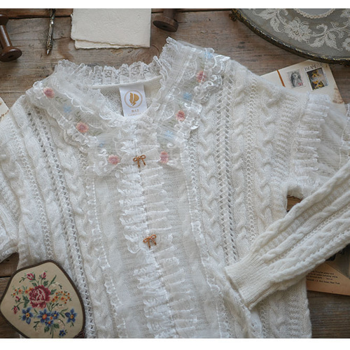 レースフリル Vネックのウール混プルオーバー【秋春冬】オフホワイト