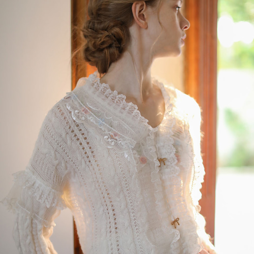 レースフリル Vネックのウール混プルオーバー【秋春冬】オフホワイト