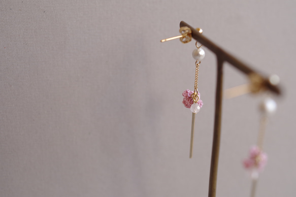 【April 26】小花とコットンパールと天然石のイヤリング／ピアス<シェルピンク> 10枚目の画像