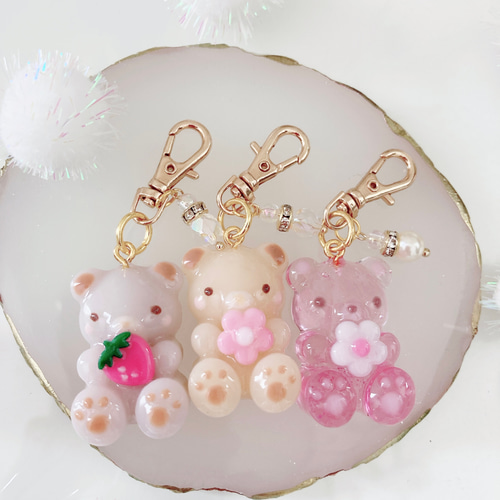 ❤️送料無料❤️名入れ可 目印チャーム いちごのくまちゃん レジン