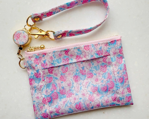 ラミネートパスケースダブルファスナー　 リバティスモールスザンヌ　ピンクL238 ラミネートパスケースダブルファスナー リバティスモール