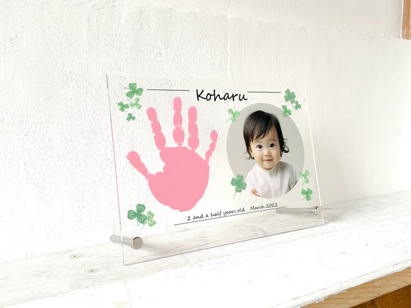 ●子供手形●写真付【〜2歳のお誕生日記念、成長記録などに】アクリルフォトスタンドA5 clover（手形〜10cm前後） 2枚目の画像