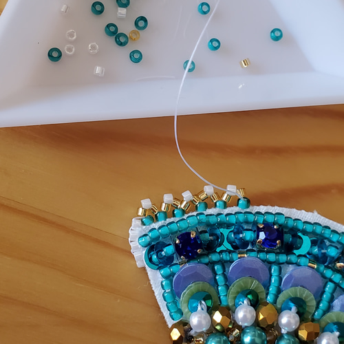 手作りブローチ 自由に刺繍して作る革ブローチキット【〇マル】 自由に刺繍する