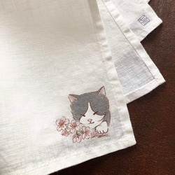 【受注制作】『桜に寄りそう猫』の手描きリネンハンカチオフホワイト　灰色のハチワレ猫さん 8枚目の画像