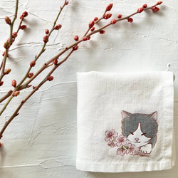 【受注制作】『桜に寄りそう猫』の手描きリネンハンカチオフホワイト　灰色のハチワレ猫さん 2枚目の画像