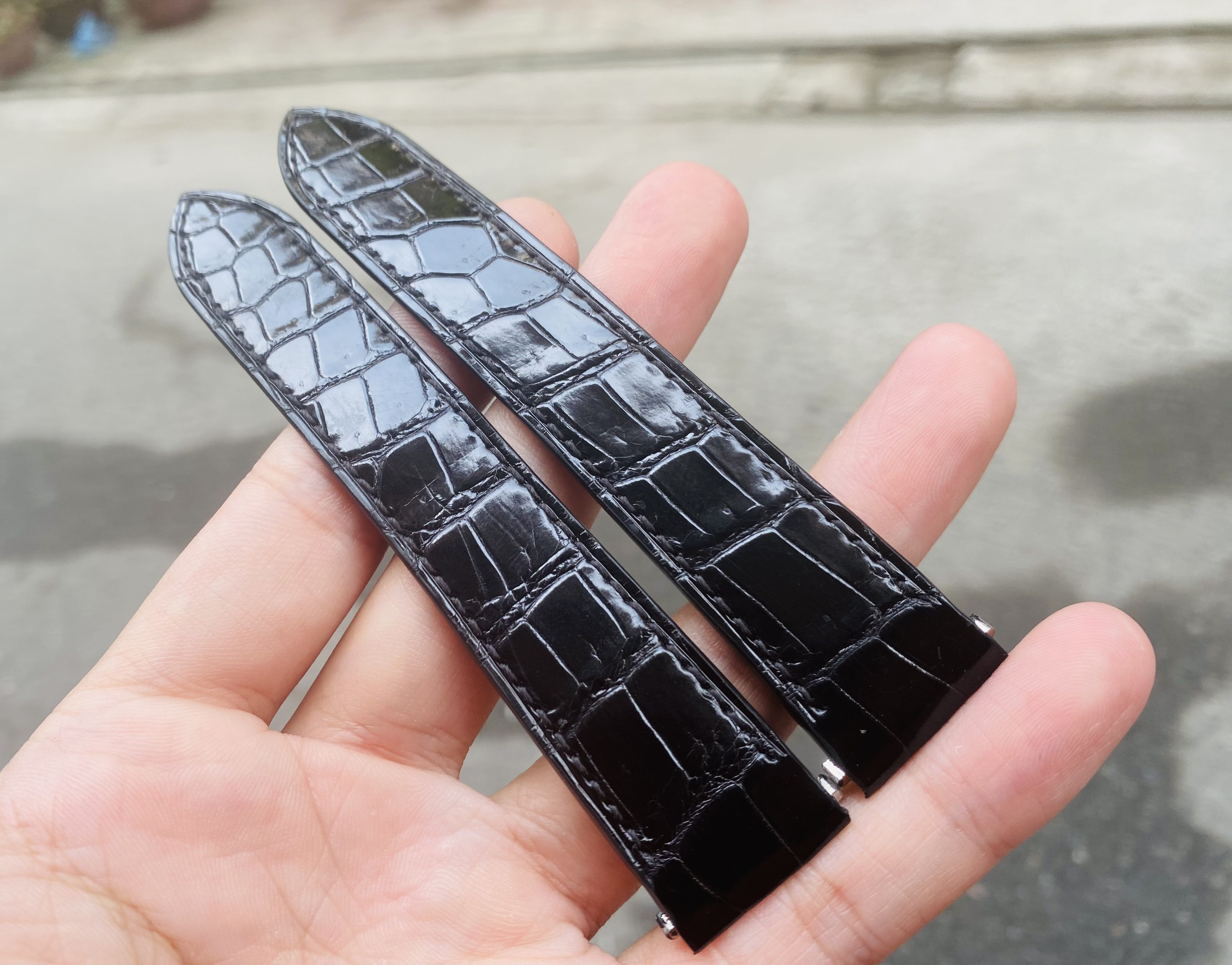 CARTIER SANTOS 21/18mm レザー時計ストラップはブラックのクロコダイルレザーを使用