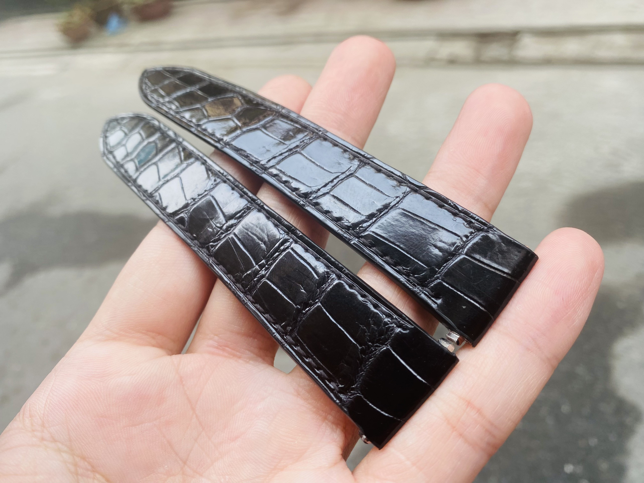 CARTIER SANTOS 21/18mm レザー時計ストラップはブラックのクロコダイルレザーを使用