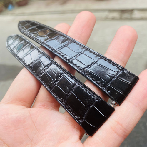 CARTIER SANTOS 21/18mm レザー時計ストラップはブラックの