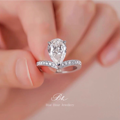 ペアシェイプ V字 ドロップ 高炭素ダイヤモンド キラキラ ゴージャス