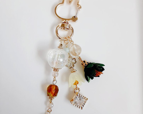 送料無料＊ジルコニア風チャームが揺れる☆虹色モザイクビーズとお花