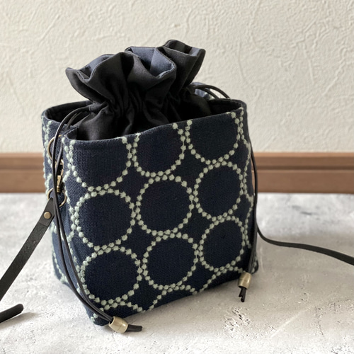 ⚮̈ミナペルホネン tambourine navy ネリオバッグ あおり巾着バッグ  