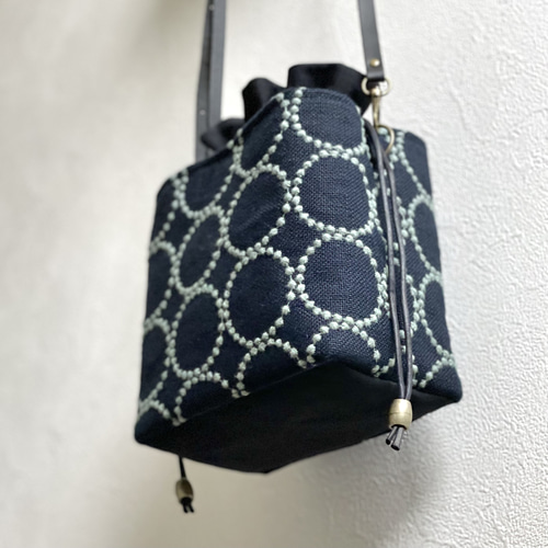 ⚮̈ミナペルホネン tambourine navy ネリオバッグ あおり巾着バッグ  