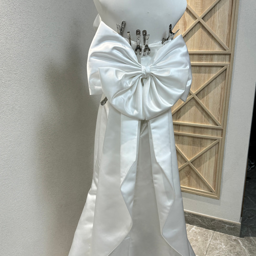 華やかなトレーン オフショルダー カラードレス 立体的 編み上げ