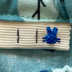 長袖スモック　110サイズ (首狭め・袖短め) プチトランの旅ブルー 2枚目の画像