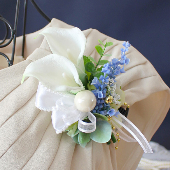 上品カラーと艶めきパールリボンコサージュ（ホワイトブルー13cm）ケース入　卒園式・卒業式・入学式・結婚式 3枚目の画像