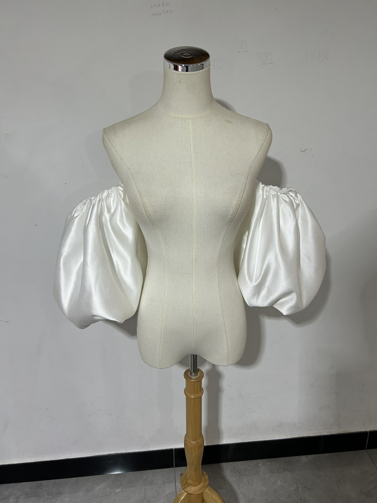 高級サテン 取り外し袖 ホワイト ショルダーの付け袖 パフスリーブ オーダー可能 二の腕を隠せるお袖