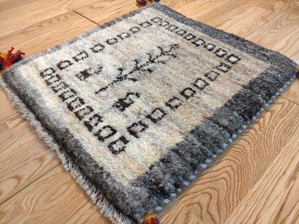 【春のミニマットキャンペーン】ペルシャ　ギャッベ　ミニマット　38x40cm　 無染め　生命の木　ヤギ 5枚目の画像