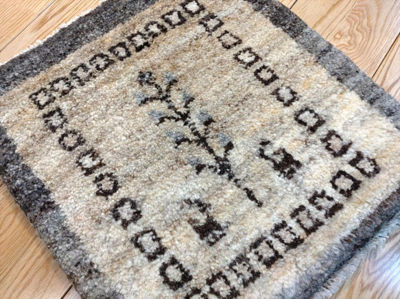 【春のミニマットキャンペーン】ペルシャ　ギャッベ　ミニマット　38x40cm　 無染め　生命の木　ヤギ 7枚目の画像