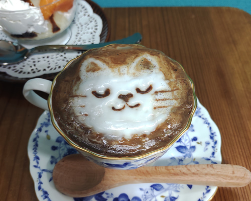 ラテアート猫っぷオブジェ【ハンドメイド うちねこバッヂ きれいなハチワレのふわっふわなラグドールさん