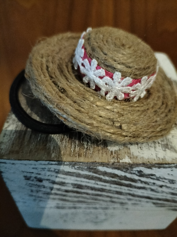 麦わら帽子のヘアーゴム 3枚目の画像