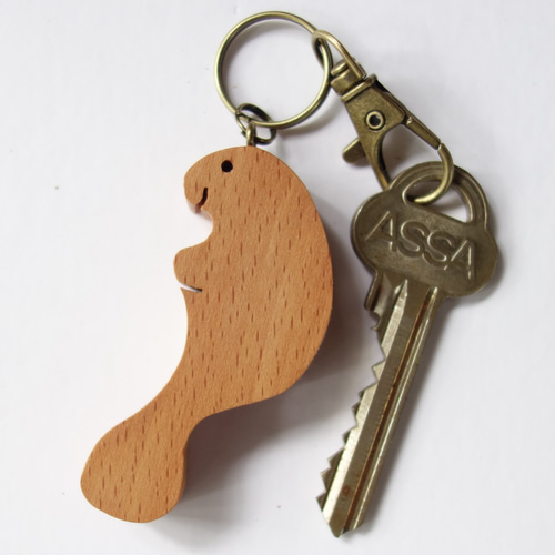 組み木のペアキーホルダー マナティー キーホルダー きつつき 通販