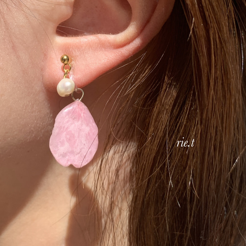 再販【rie.t】本物の桜 淡水パールと濃いさくら色 イヤリング  