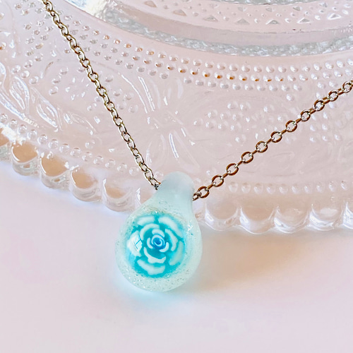 薔薇のペンダント ガラスネックレス ブルーグリーン ネックレス 