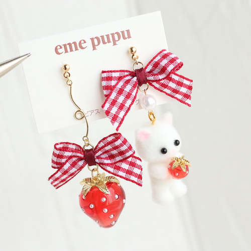 ほわほわねこちゃんといちごピアスイヤリング ピアス（スタッド