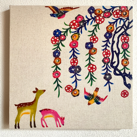 【送料無料】手染め紅型/枝垂れ桜を見上げる親子鹿のスクエアファブリックパネル/30cm×30cm 6枚目の画像