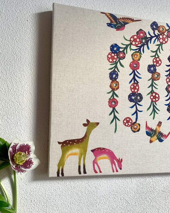 【送料無料】手染め紅型/枝垂れ桜を見上げる親子鹿のスクエアファブリックパネル/30cm×30cm 2枚目の画像