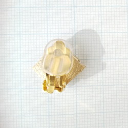 ホワイト×ゴールドのましかくイヤリング　蝶ばね式　サージカルステンレス　クリップイヤリング 3枚目の画像