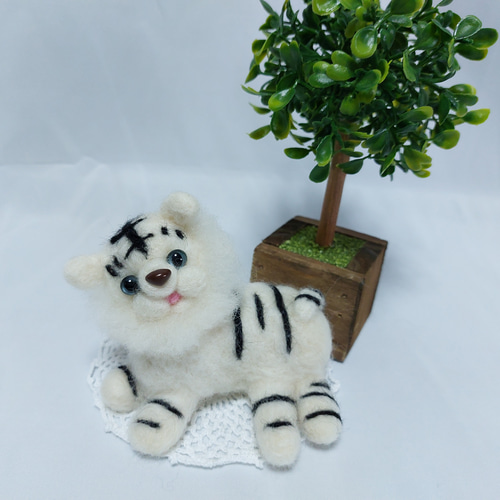 羊毛フェルトホワイトタイガーさん 羊毛フェルト ひよのお家