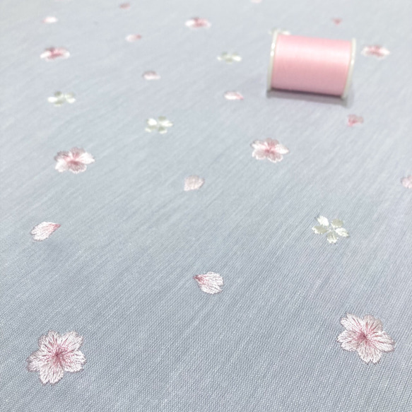 刺繍生地 【桜/ペールグレー】 カットクロス 綿ポリ 1枚目の画像