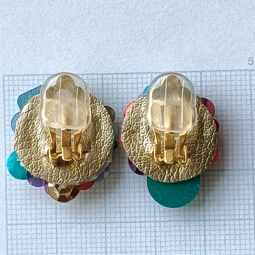 フランス製スパンコールのカラフルイヤリング/ 蝶ばね式 サージカル