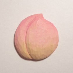 木彫刻 アート 「 桃 」マグネット 一刀彫　果物　ハンドメイド　モモ 1枚目の画像