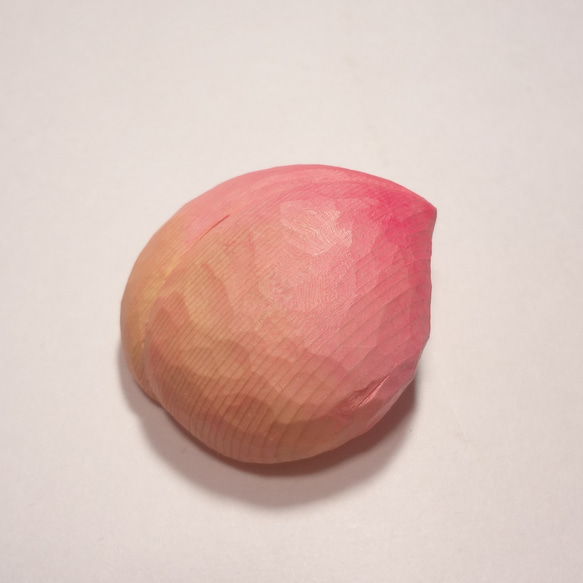 木彫刻 アート 「 桃 」ブローチ 一刀彫　果物　ハンドメイド　モモ 2枚目の画像