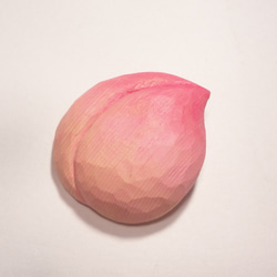 木彫刻 アート 「 桃 」ブローチ 一刀彫　果物　ハンドメイド　モモ 2枚目の画像