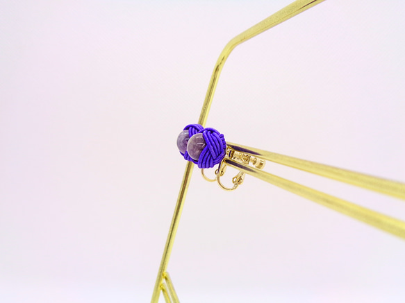 アメジストの玉結びイヤリング　青紫 7枚目の画像