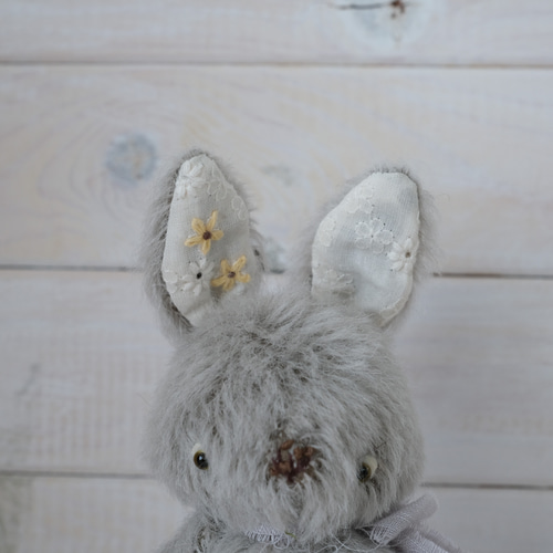 うさぎのぬいぐるみ グレーの刺繍うさぎ ぬいぐるみ dear._