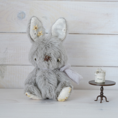うさぎのぬいぐるみ グレーの刺繍うさぎ ぬいぐるみ dear._