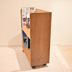木製本棚A4サイズ2段　ロック機能付きキャスター 5枚目の画像
