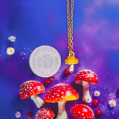 春の森で見つけた怪しいキノコのネックレス~真っ赤なキノコとミモザ