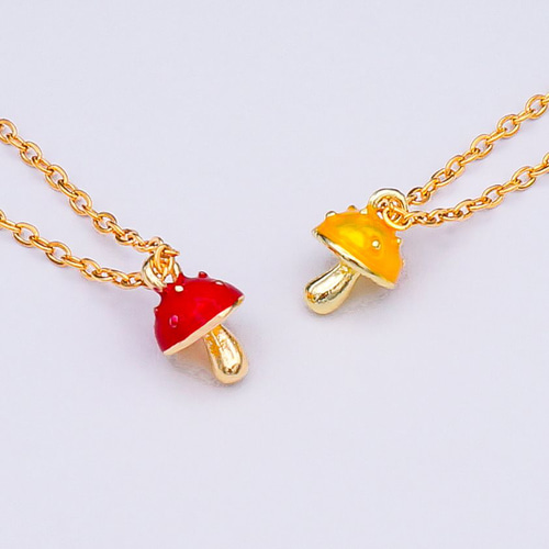 春の森で見つけた怪しいキノコのネックレス~真っ赤なキノコとミモザ