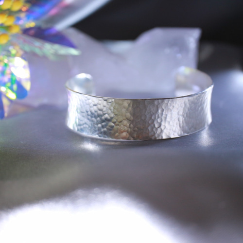 木目金シルバーバングル 槌目模様/細 | 石彩-木目金・高級シルバー